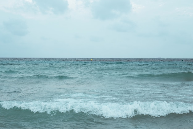 Prachtige stijgende Middellandse Zee met golven