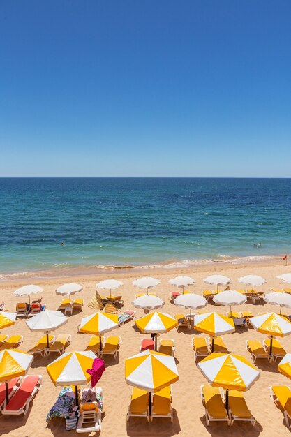 Prachtige stranden van de Algarve kust van Portugal, Armacao de Pera.