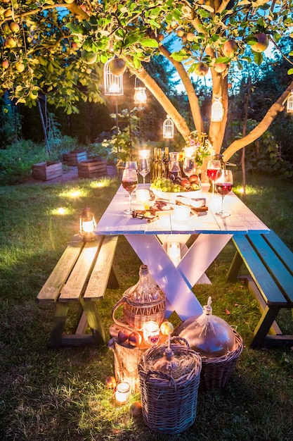 Prachtige tafel vol kaas en vlees in de tuin in de schemering?