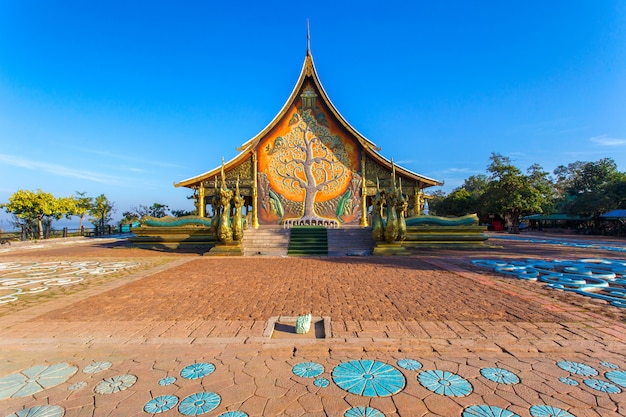 Prachtige tempel Phu Proud in Sirindhorn District