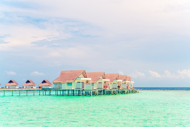 Prachtige tropische Maldiven resorthotel en eiland met strand en zee
