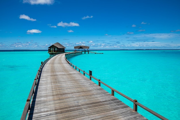 Prachtige tropische Malediven eiland met blauwe zee, blauwe lucht voor natuur vakantie vakantie achtergrond