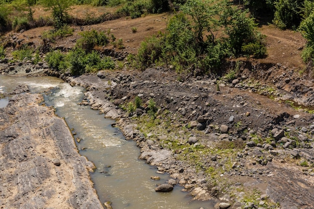 Prachtige tropische natuur, bosbergen en rivier