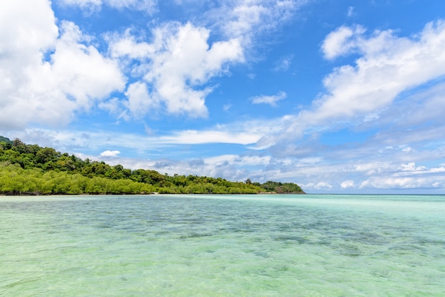 Prachtige tropische natuur landschap van heldere zee strand groene eiland wolk en blauwe lucht in de zomer op Ko Ra Wi eiland met koraalrif duiken snorkel in de buurt van Ko Lipe, Tarutao National Park, Satun, Thailand