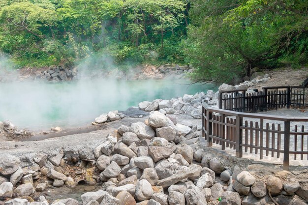 Foto prachtige turquoise hete lente zonder mensen met stoom in de buitengeologie natuur hete minerale thermische in geothermische reisbestemmingen blauwe geiser parklandschap uitbarstende zwavelrook