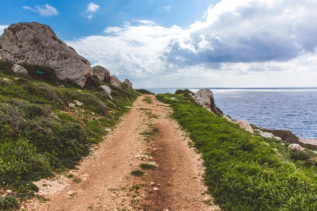 Prachtige vallei aan zee Trail langs de kust Seascape in Cyprus Ayia Napa