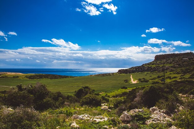 Prachtige vallei aan zee Zeegezicht in Cyprus Ayia Napa