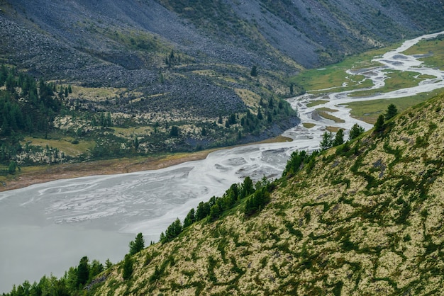 Foto prachtige vallei met bergrivier en meer