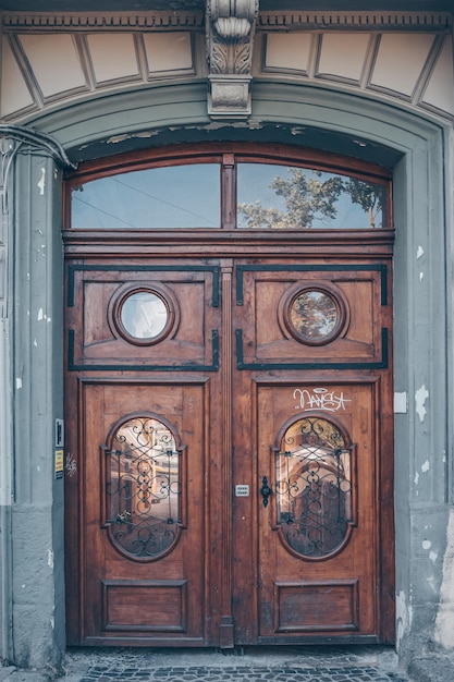 Foto prachtige vintage deuren in stedelijke architectuur