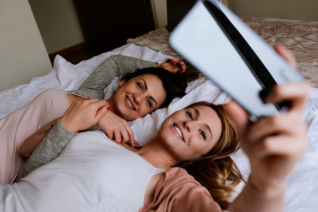 Prachtige vrienden die een selfie maken in de slaapkamer. Beste vriend concept.