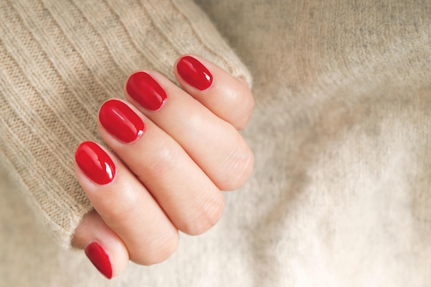 Prachtige vrouwelijke hand schilderij acrylgel rode nagels Fashion stijl