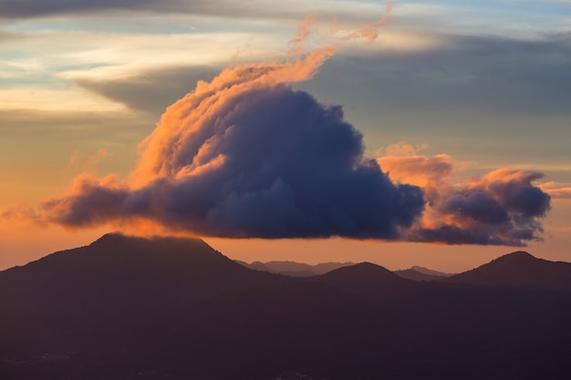 Prachtige vulkaan in Cerro Verde National Park in El Salvador bij zonsondergang