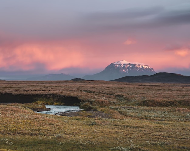 Prachtige vulkanische berg in ijsland bedekt met sneeuw in roze zonsonderganglicht