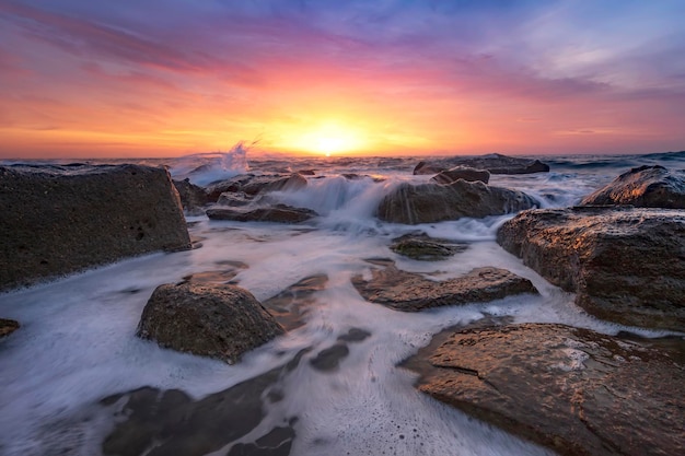 Prachtige vuurzonsopgang boven de zee Horizontaal zicht