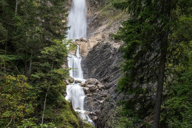 Prachtige waterval die over de rotsen valt in een groen bos