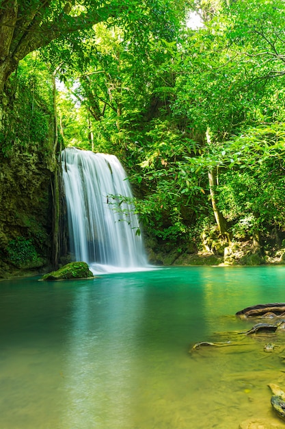 prachtige waterval Een prachtige waterval in een groen bos bij Kanchanaburi Thailand