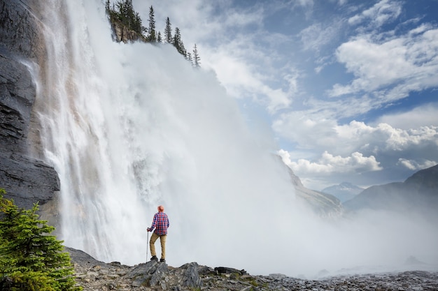 Prachtige waterval in Canadese bergen