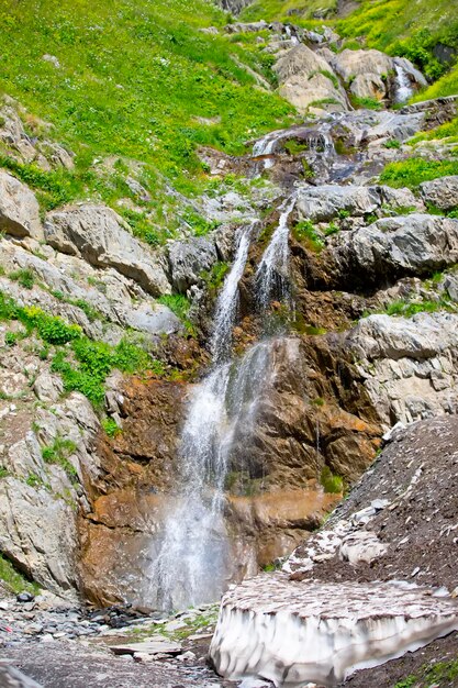 Prachtige waterval in de bergen Water stroomt naar beneden vanuit de bergen