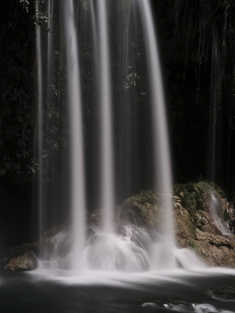 Prachtige waterval in de bergen