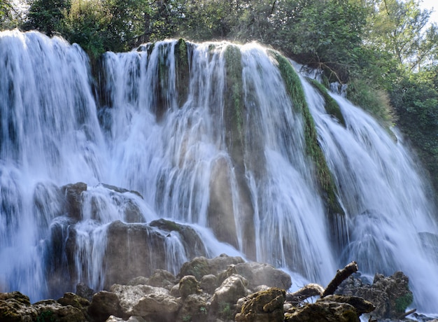 Prachtige waterval in de natuur