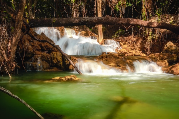 Prachtige waterval in diep bos bij Srinakarin Dam National Park