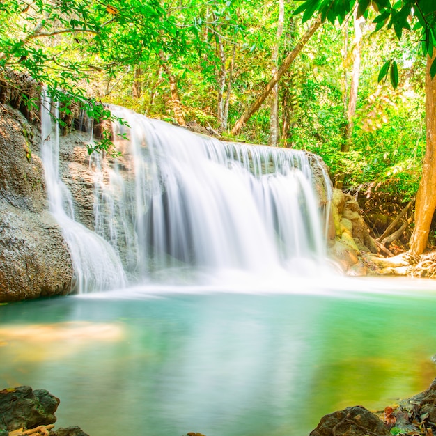 Prachtige waterval in diep bos