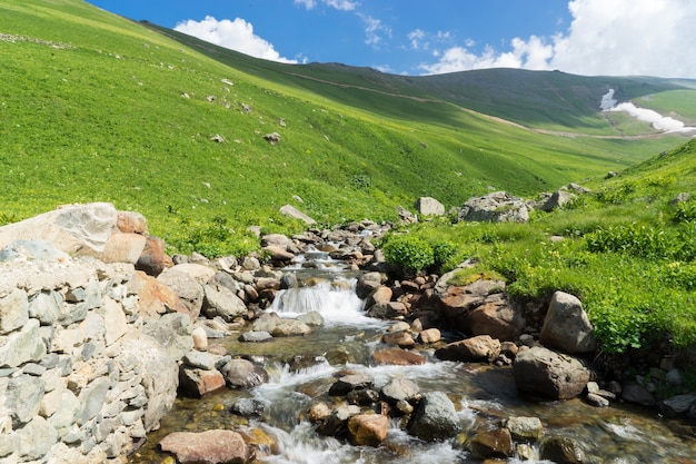 Prachtige waterval in het landschap van Giresun - Turkije