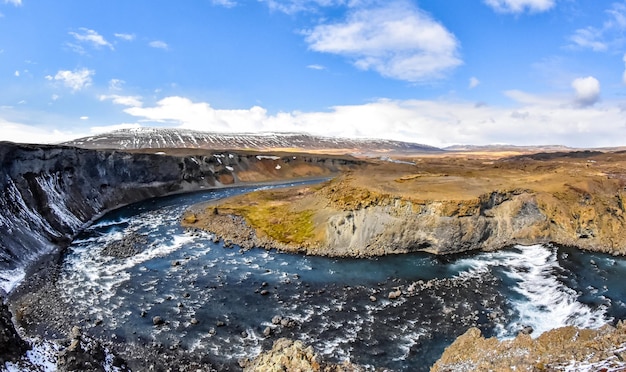 Prachtige waterval in IJsland. Typisch IJslands landschap, wilde natuur