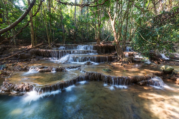 Prachtige waterval in regenwoud, provincie Kanchanaburi, Zuidoost-Azië, Thailand