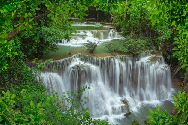 Prachtige waterval in Thailand