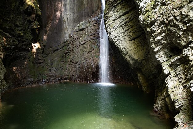 Prachtige waterval Kozjak die in een groen zwembad of meer valt