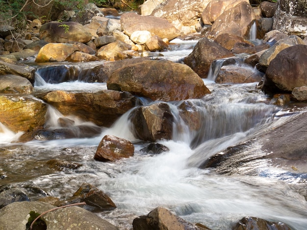 Prachtige waterval met wazig kristallijn water gefotografeerd in lange belichtingstijd