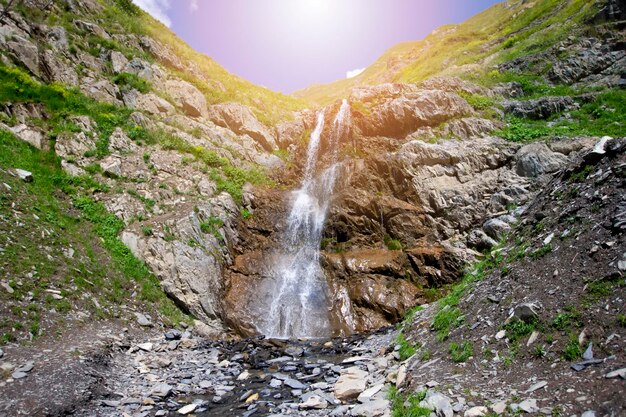 Prachtige waterval op de berg met blauwe lucht Waterval in tropische hooglanden