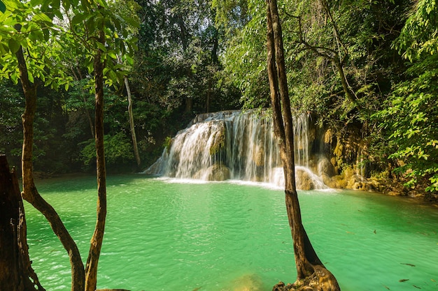 prachtige watervallen in thailandMooie waterval in groen bos in jungleErawan-waterval