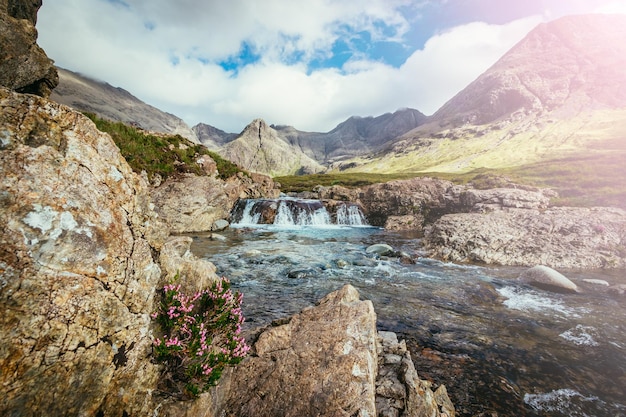 Prachtige watervallen landschap op het Isle of Skye Schotland The Fairy Pools Glen Brittle Schotland Sunshine