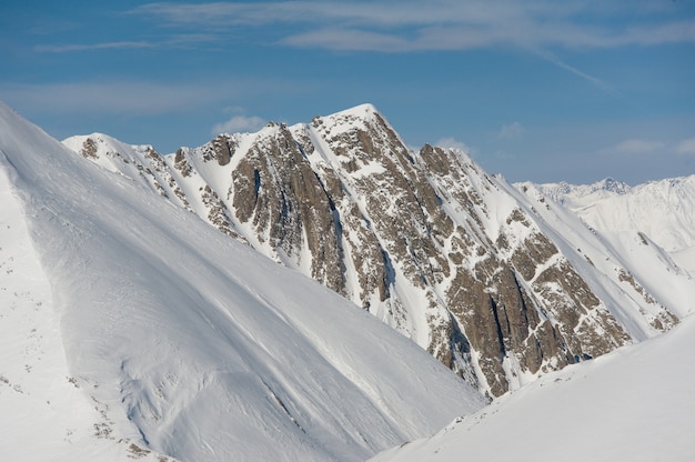 Prachtige winterlandschap van besneeuwde bergen in Gudauri