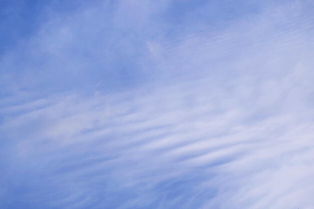 Prachtige witte altostratuswolken verspreiden zich over de helderblauwe lucht