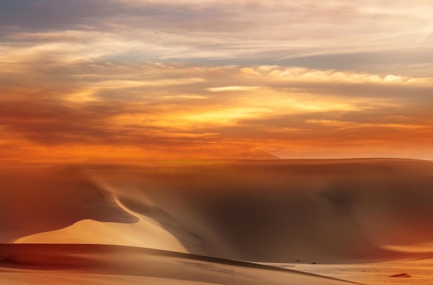 Prachtige zandduinen en dramatische lucht in de namib-woestijn