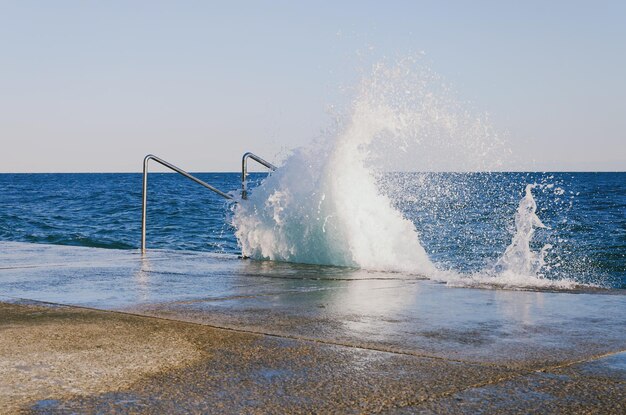 Prachtige zee achtergrond van een enorme golf tegen de kust aan de Adriatische Zee. Slovenië