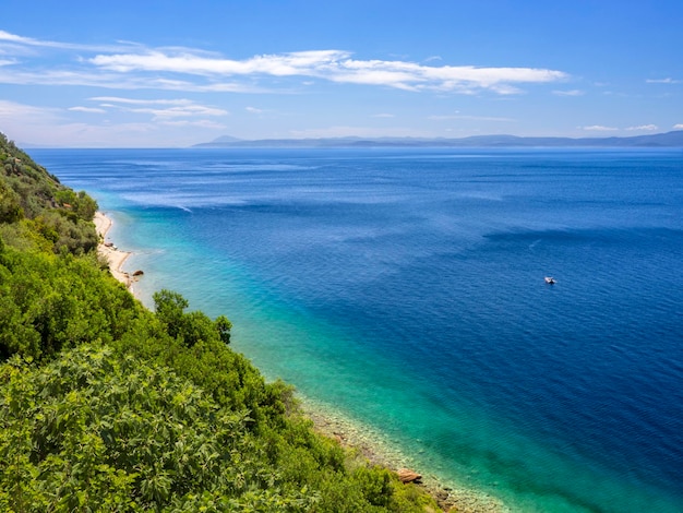 Prachtige zee bij het Griekse kuuroord op het eiland Evia Euboea in de Egeïsche Zee in Griekenland