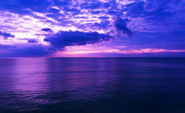 Prachtige zee bij zonsondergang of zonsopgang lichte lucht boven zee in het zomerseizoen Afbeelding van drone-camera Geweldige zeegolven oceaan zonsondergang hemelachtergrond