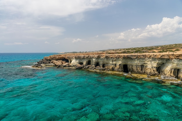 Prachtige zee grotten zijn gelegen aan de oostkust, in de buurt van de stad Ayia Napa.