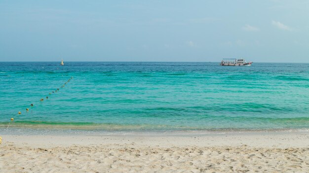 Prachtige zee Koh Larn in Thailand