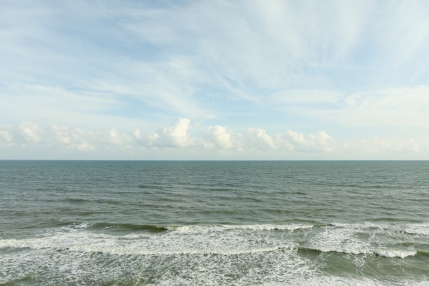 Prachtige zee met golven tegen blauwe hemel met wolken