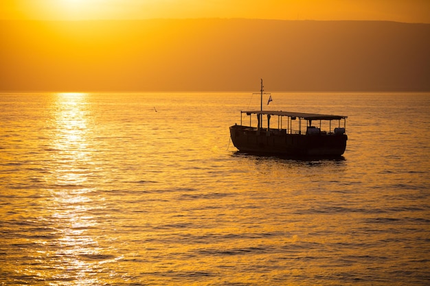 Prachtige Zee van Galilea in de ochtend Gouden zonsopgang boven Kinneret