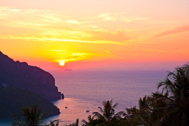 Prachtige zee zonsondergang achtergrond. phi phi eiland. thailand.