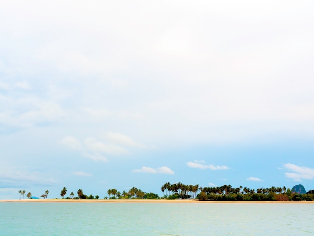 Prachtige zeegezicht zomer achtergrond minimalistische stijl met veel palmbomen op zandstrand, zee en de uitgestrekte hemelachtergrond op een zonnige dag op Koh Yao Yai in Thailand.