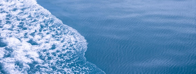 Prachtige zeegolven met veel schuim en bubbels op het oppervlak