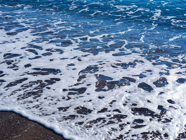 Prachtige zeegolven op het strand