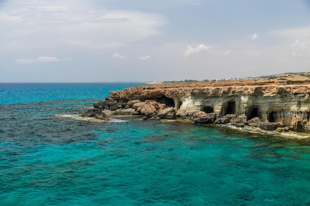 Prachtige zeegrotten bevinden zich aan de oostkust, vlakbij de stad Ayia Napa.